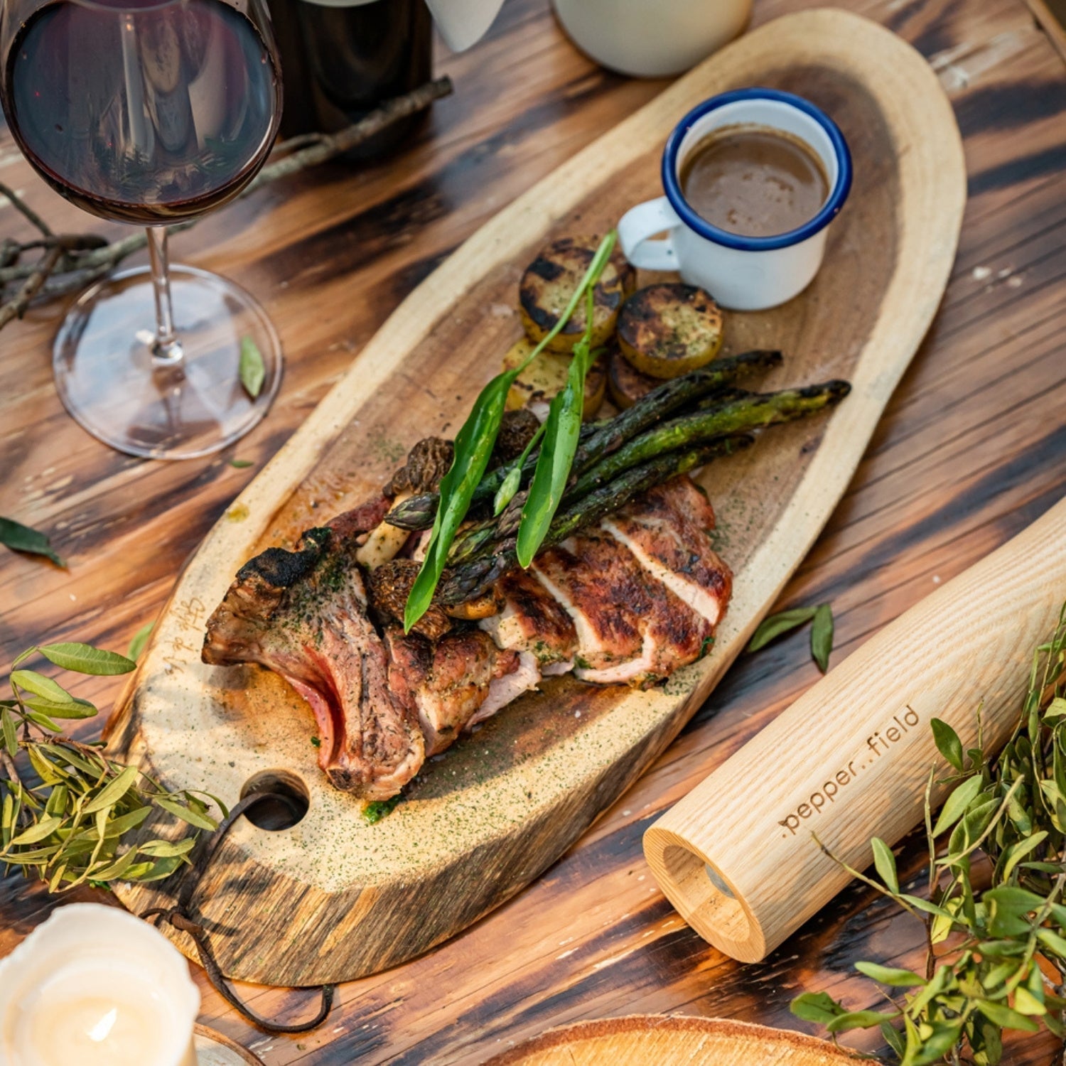 Vepřová kotleta se zeleným chřestem, smrži, konfitovanými bramborami a černým Kampotským pepřem