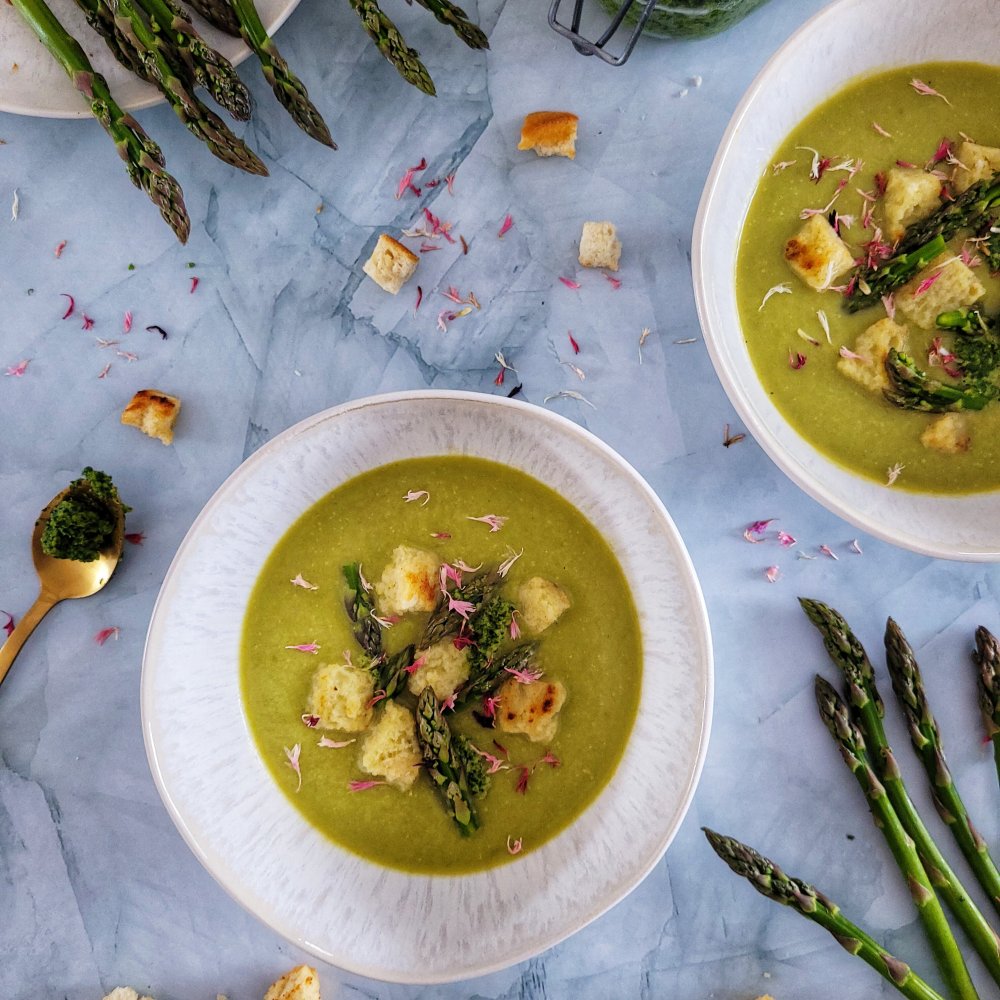 Chřestová polévka s petrželkovým pestem a bílým Kampotským pepřem