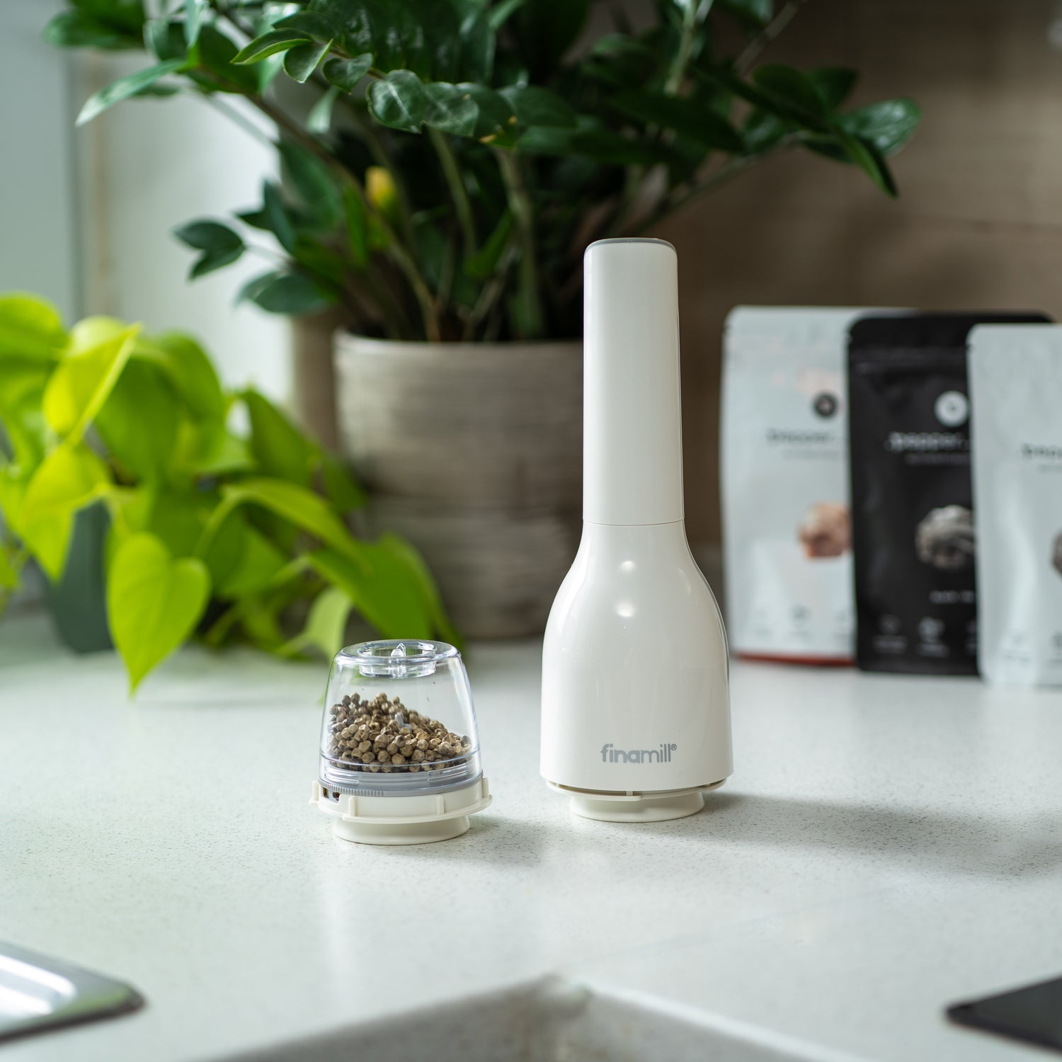 Finamill blanc, moulin électrique rechargeable avec deux réservoirs ProPlus 