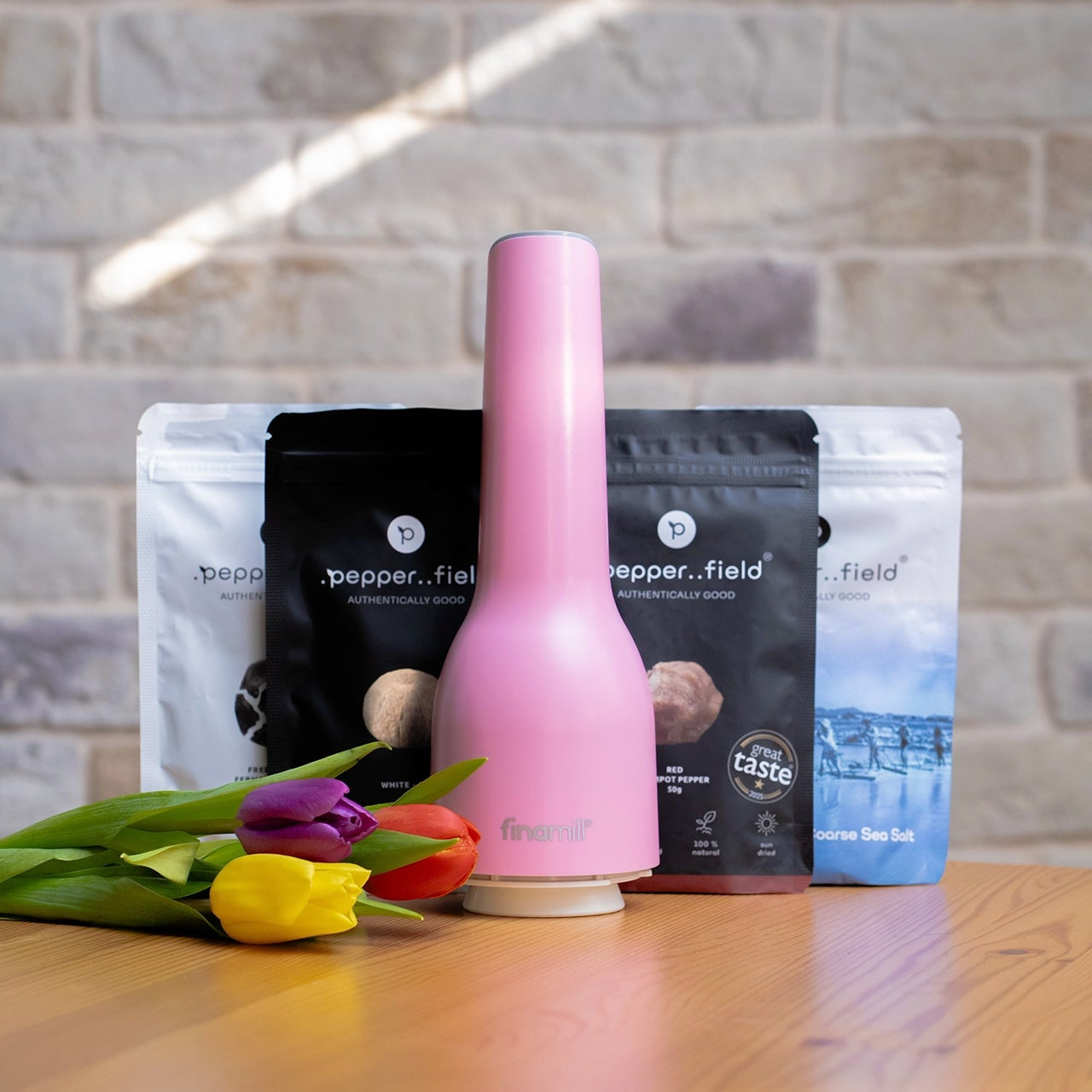 Spring advantageous Package: rechargeable pink Grinder FinaMill with a supply of pepper 